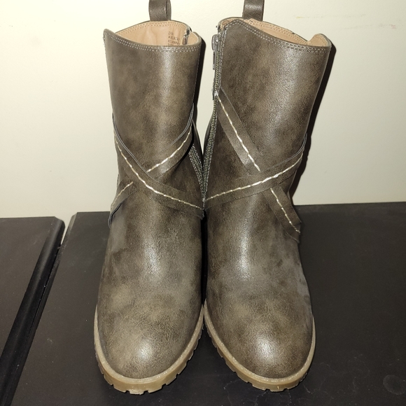 Cute green wedge boots!! - Picture 2 of 4